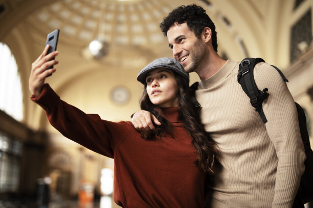 等待上车的年轻男女。图片下载