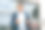 一位杰出的70岁商人在城市里用手机自信地管理着商业事务图片下载