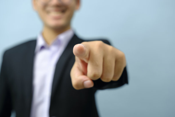 特写或商人指向相机的特写。图片下载