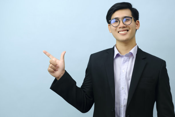 商人指着镜头看的肖像。图片下载