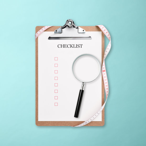 浅蓝色背景上带卷尺的剪贴板和空白清单图片下载