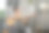 一个开朗的亚洲人坐在客厅的沙发上唱着歌，弹着吉他。图片下载