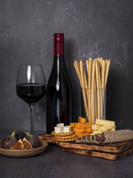 美食摄影:红酒、腊肠、格里西尼、奶酪、无花果图片下载