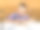 一个男孩用燃烧装置在黑板上画画图片下载