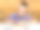 一个男孩用燃烧装置在黑板上画画图片下载