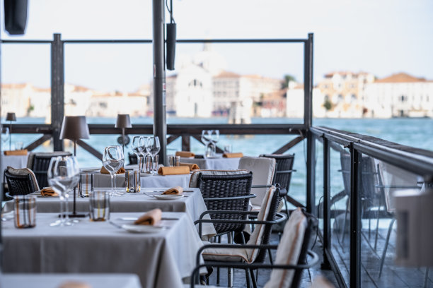 意大利威尼斯一家餐厅的特写眼镜。图片下载