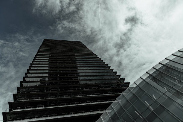 从下面俯瞰西班牙巴塞罗那的几何摩天大楼，有棱角的边缘和镜像的墙壁图片下载