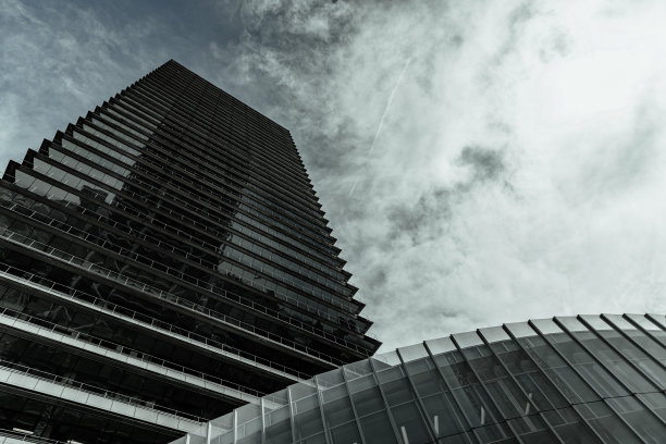 从下面俯瞰西班牙巴塞罗那的几何摩天大楼，有棱角的边缘和镜像的墙壁图片下载