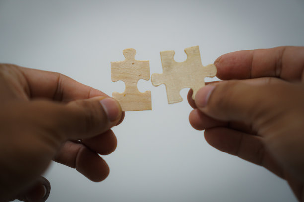 手和拼图，重要的是团队合作的概念图片下载