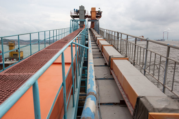 工业厂房的大型机械设备图片下载