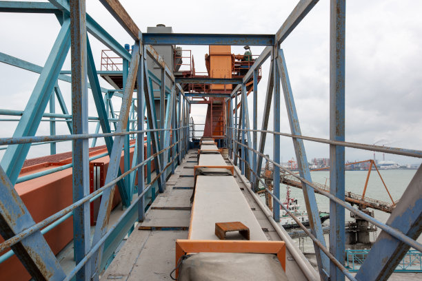 工业厂房的大型机械设备图片下载