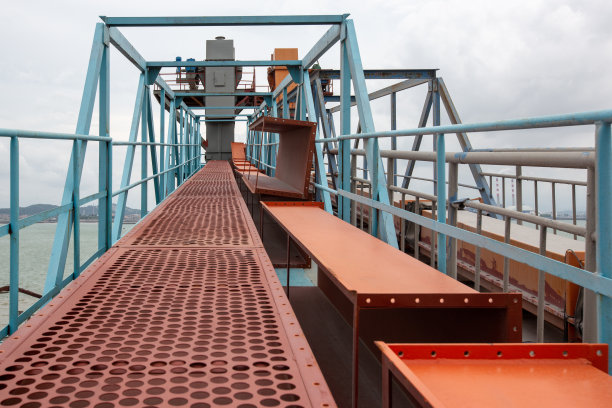 工业厂房的大型机械设备图片下载