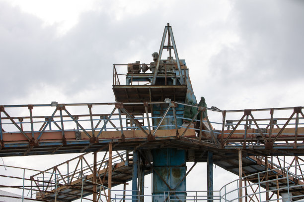 工业厂房的大型机械设备图片下载