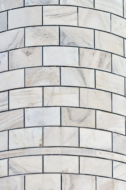 白色大理石砌成的泰姬陵尖塔，近景为乳白色大理石砌成的背景图片下载