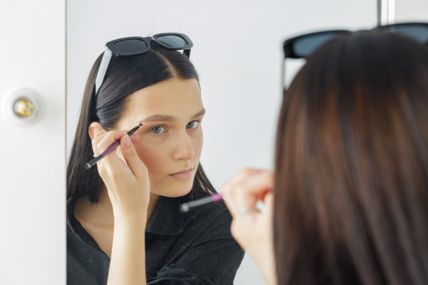 女孩在家里对着镜子化妆图片下载