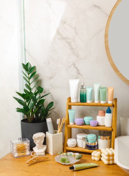 浴室架子上的护理化妆品。化妆品管。洁面乳、面部及身体乳、面部滚轮及刮痧、滋补品。浴室内部的化妆品架子。美丽的概念。图片下载
