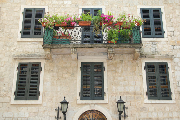 带有老式阳台和百叶窗的建筑图片下载