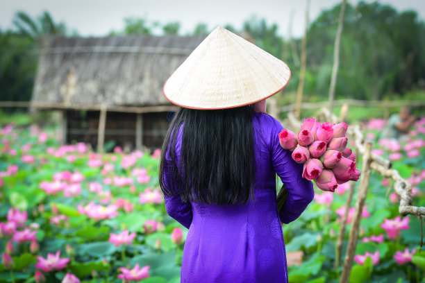 身着荷花传统服饰的亚洲妇女图片下载