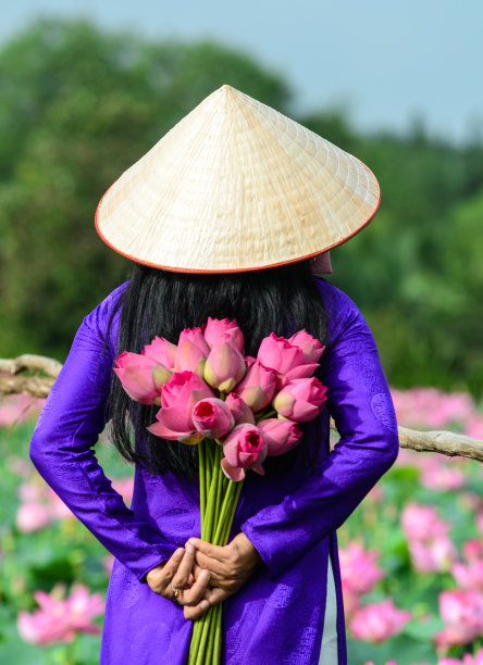 身着荷花传统服饰的亚洲妇女图片下载