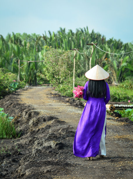 身着传统服饰的越南妇女图片下载