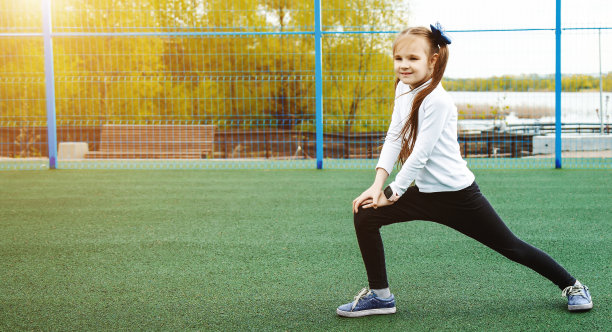 一个活跃的年轻女孩，适合运动的孩子攀岩，户外运动，挂在一个酒吧在操场上，肖像，特写。儿童夏季健康体育活动的简单理念、生活方式图片下载
