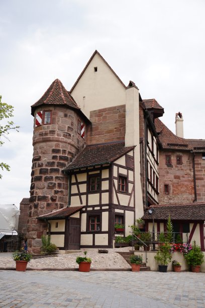 纽伦堡城堡(德语:n<s:1> rnberger Burg)是一组中世纪防御建筑，坐落在砂岩山脊上，是德国巴伐利亚州纽伦堡的历史中心。图片下载