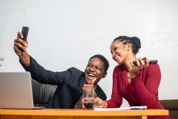 两个非洲同事在办公室自拍。图片下载