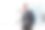 一个快乐的非洲年轻人站在城市街道上。图片下载