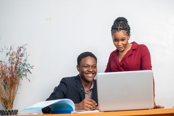 两个非洲同事在办公室里一起工作。图片下载