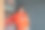 年轻女子用智能手机和耳机听音乐，在洗衣房等候。图片下载