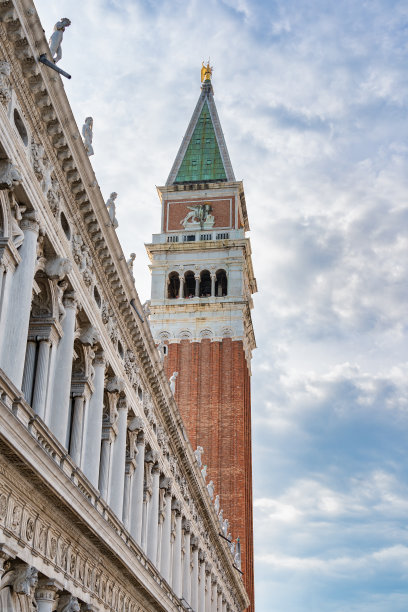 靠近位于威尼斯圣马可广场的圣马可钟楼图片下载