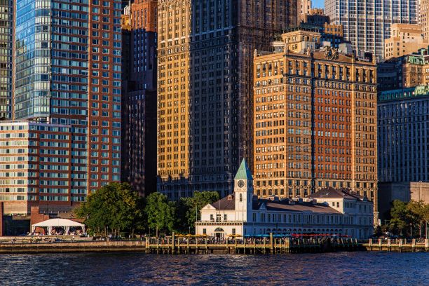 纽约曼哈顿海岸附近高大的历史建筑的美丽照片图片下载