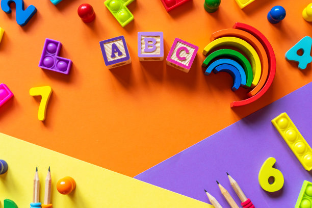 彩色纸上的木制儿童玩具。益智玩具积木，金字塔，铅笔，数字。幼儿园、学前班或日托所的玩具。文本的复制空间。俯视图图片下载