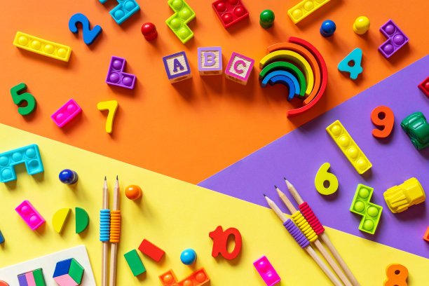 彩色纸上的木制儿童玩具。益智玩具积木，金字塔，铅笔，数字。幼儿园、学前班或日托所的玩具。文本的复制空间。俯视图图片下载
