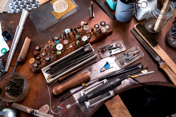 在一个大型的车间里，手工制作珠宝的工具箱图片下载