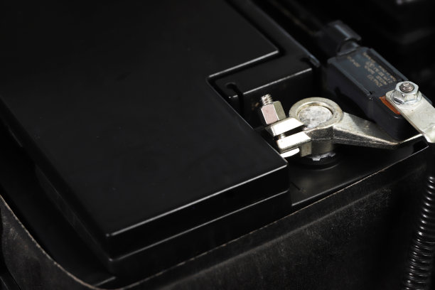 开车前检查汽车蓄电池。图片下载