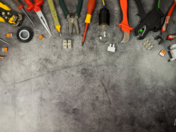 一套工具的专业电工在一个具体的背景与文字的空间图片下载