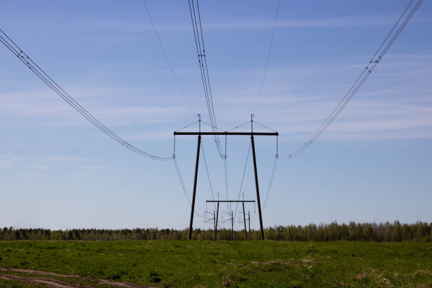 在晴朗的蓝天下，在晴朗的日子里，输电塔，或输电线路图片下载