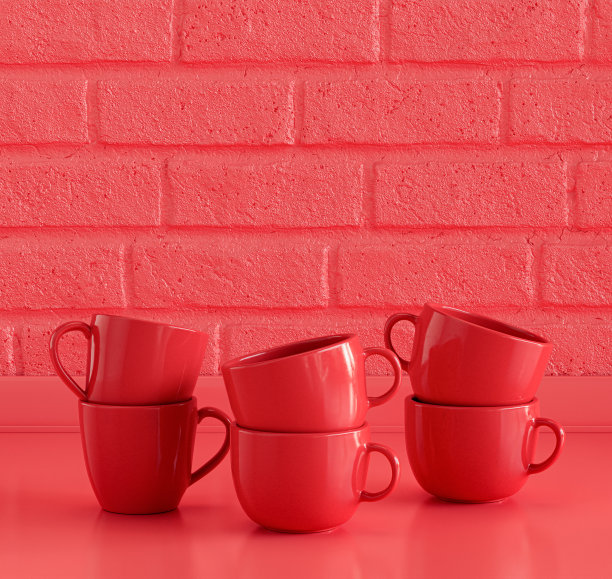 红色的咖啡杯堆叠在厨房的工作台上，砖墙，没有人图片下载