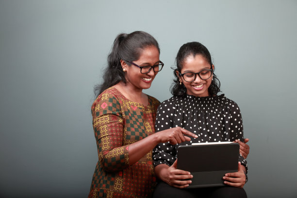 印度裔慈爱的母亲帮助女儿学习图片下载