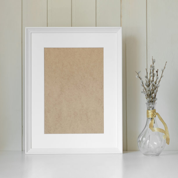 空画框与美丽的复活节组成。现代玻璃花瓶柳枝，陶瓷兔兔。木制墙壁背景。优雅的北欧室内。春天复活节静物照片。图片下载