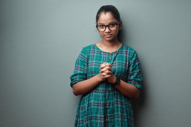 一个印度女孩的肖像，目光锐利图片下载