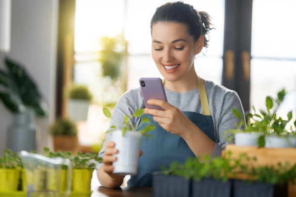 照料植物的女性图片下载