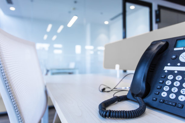 办公室电话VOIP系统的耳机设备，用于热线电话营销概念图片下载