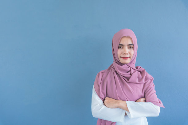 身穿穆斯林传统服装的女人图片下载