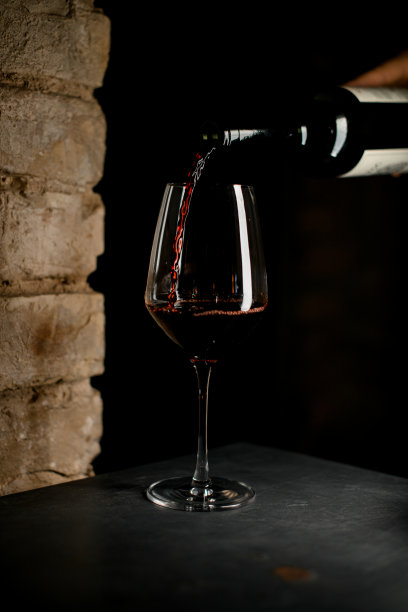 红酒顺着盛红酒的玻璃杯沿杯壁流下图片下载