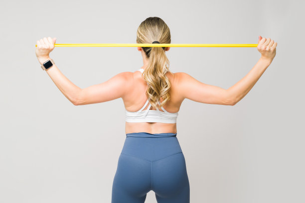 强壮的白人女性在健身房锻炼图片下载