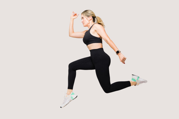 一个健康的女人在白色的背景上跑步和锻炼图片下载