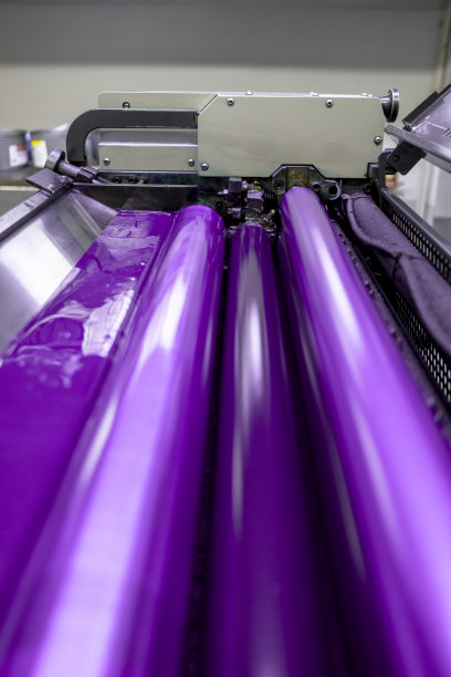 胶印机的彩色和光滑辊。点紫色图片下载