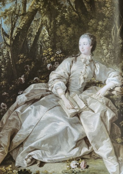 优雅的女人，穿着长裙，坐在花园里，右手拿着一本打开的书，思考着内容，蓬帕杜夫人图片下载